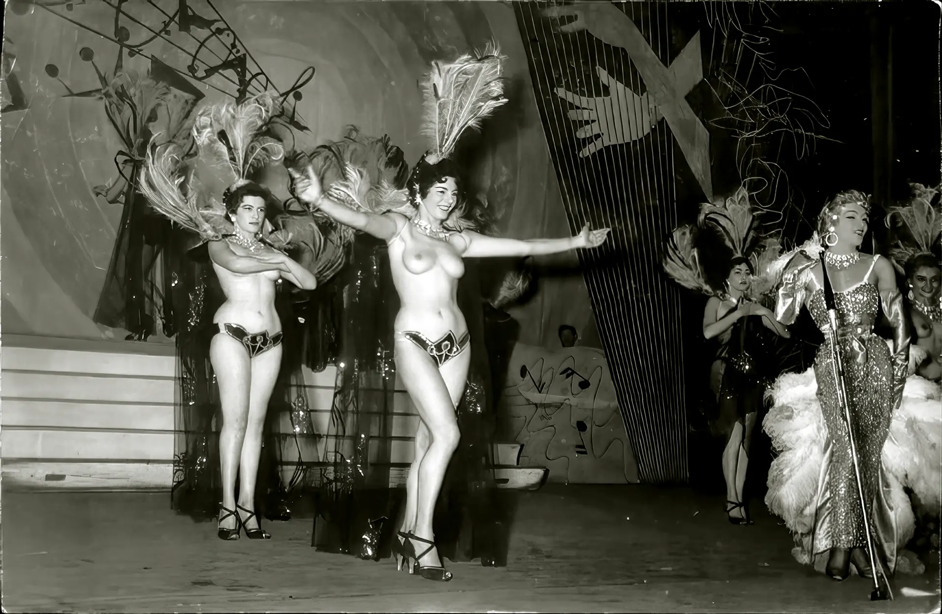 Topless Burlesque Babes Dancing While A Blonde